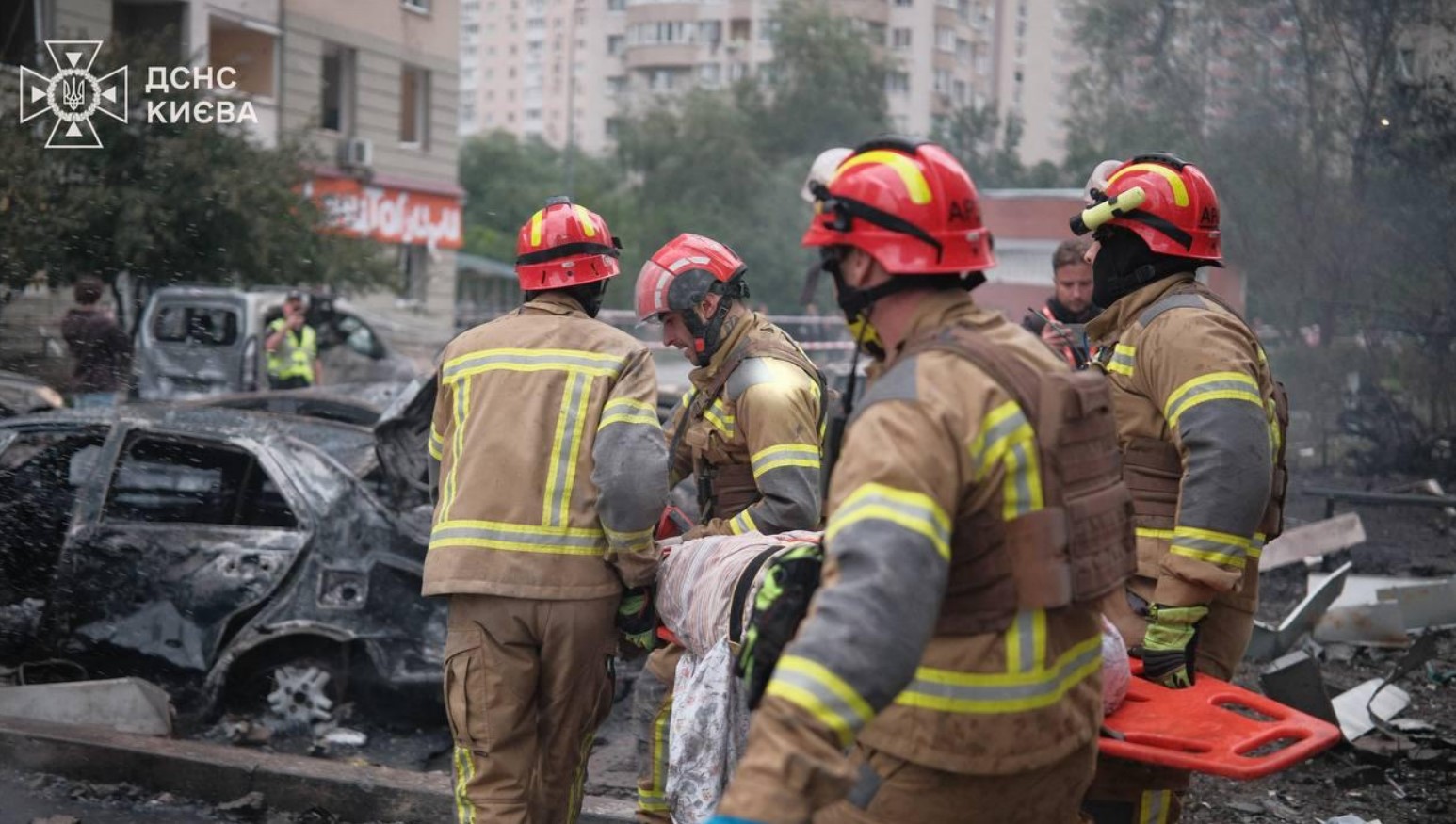 У Києві під завалами обстріляного будинку може бути ще 10 людей У Києві під завалами обстріляного будинку може бути ще 10 людей